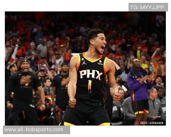 布克半场展现得分能力9投4中贡献14分2板5助表现抢眼