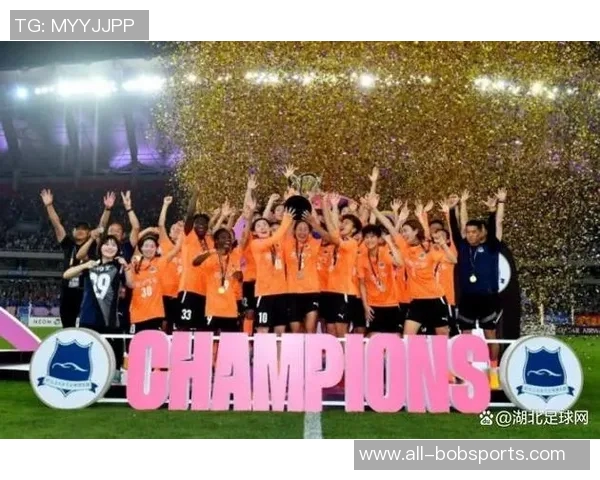 武汉车谷江大女足赛后自豪展示国旗合影庆祝中国骄傲时刻