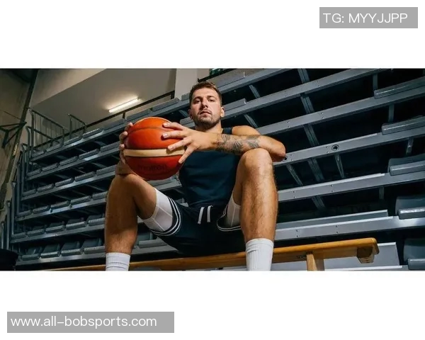 东契奇训练时单脚投三分球10米远险些命中引发里夫斯惊叹