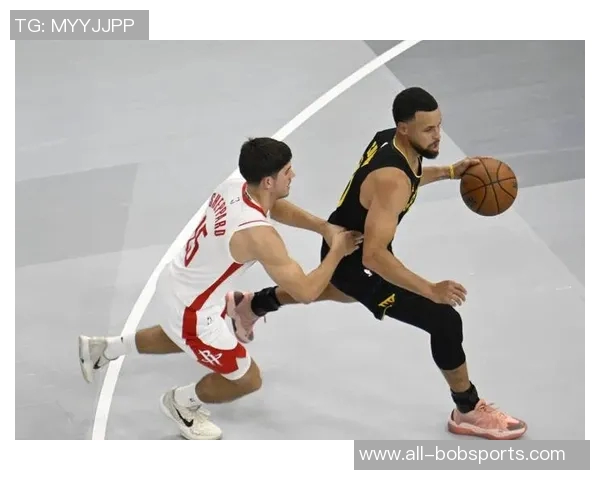 谢泼德与杜兰特击掌庆祝打得可以的默契配合引发全场欢呼