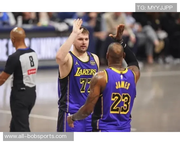 雷迪克透露东契奇全力参与训练里夫斯因脚踝不适仅部分参与